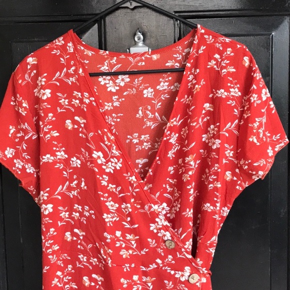 A beautiful rust color light weight dress with a cream colored floral pattern. - Picture 4 of 7